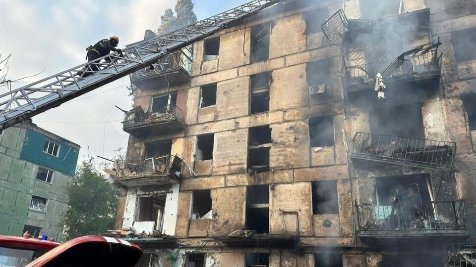 У будинку, який потрапив під вогонь противника, горять квартири з першого по п'ятий поверх