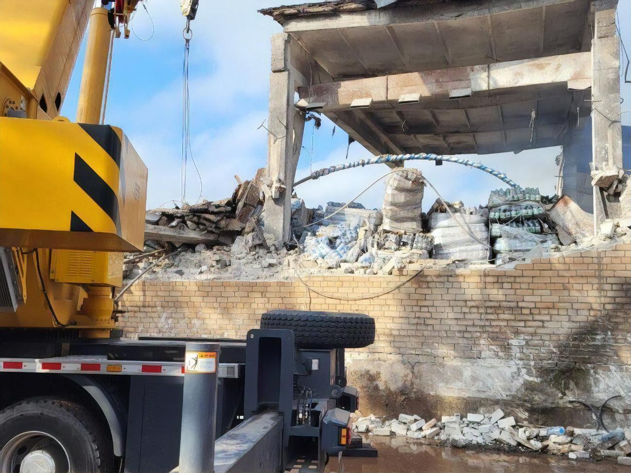 За даними ОВА, унаслідок обстрілу загинуло троє мирних жителів, 25 людей дістали поранення