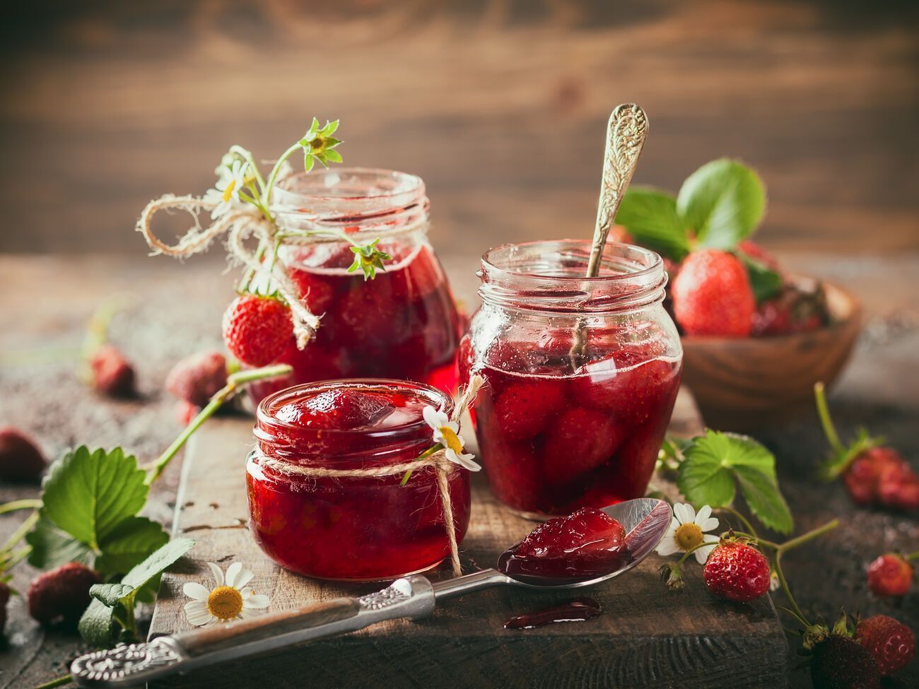 Для приготовления варенья на 1 кг клубники понадобится 500 г сахара