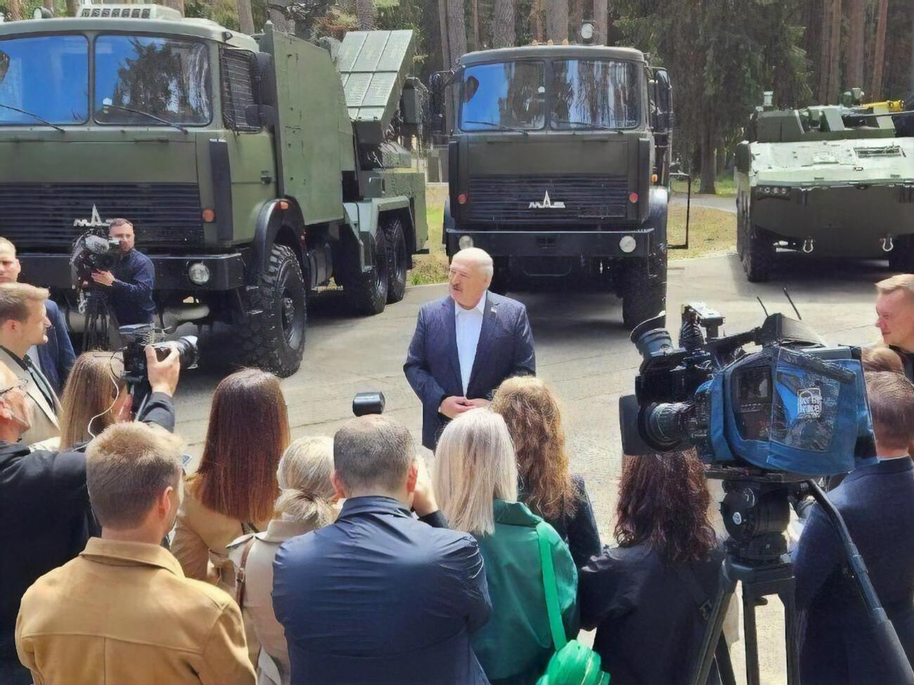 Причиной использования ядерного оружия может быть "агрессия против Беларуси", сказал непризнанный президент