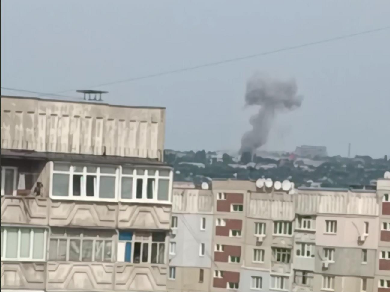 Один из взрывов в Луганске попал на видео