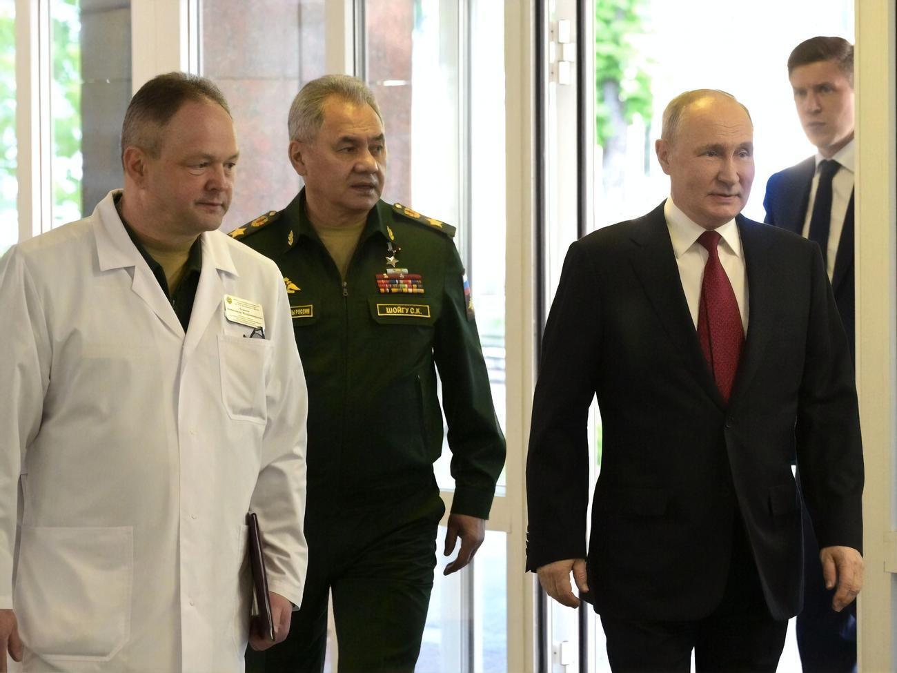 Шойгу сопровождал Путина во время его визита в военный госпиталь имени Вишневского