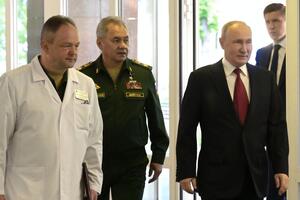 Шойгу сопровождал Путина во время его визита в военный госпиталь имени Вишневского