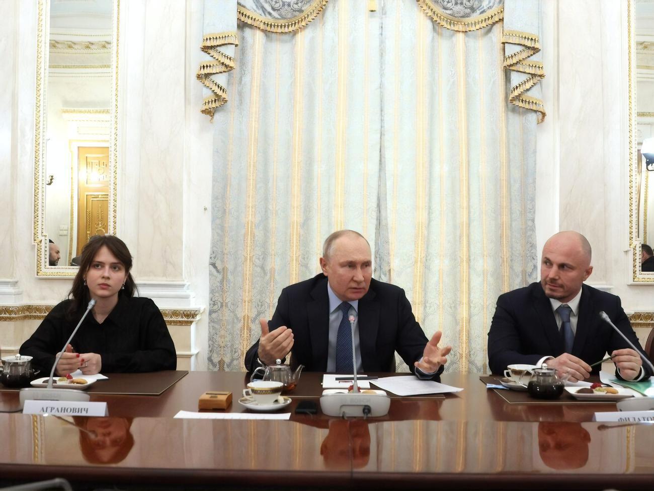 Оскільки після підриву ГЕС стався розлив, то наступ не відбувся, сказав Путін (у центрі)