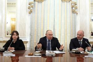 Оскільки після підриву ГЕС стався розлив, то наступ не відбувся, сказав Путін (у центрі)