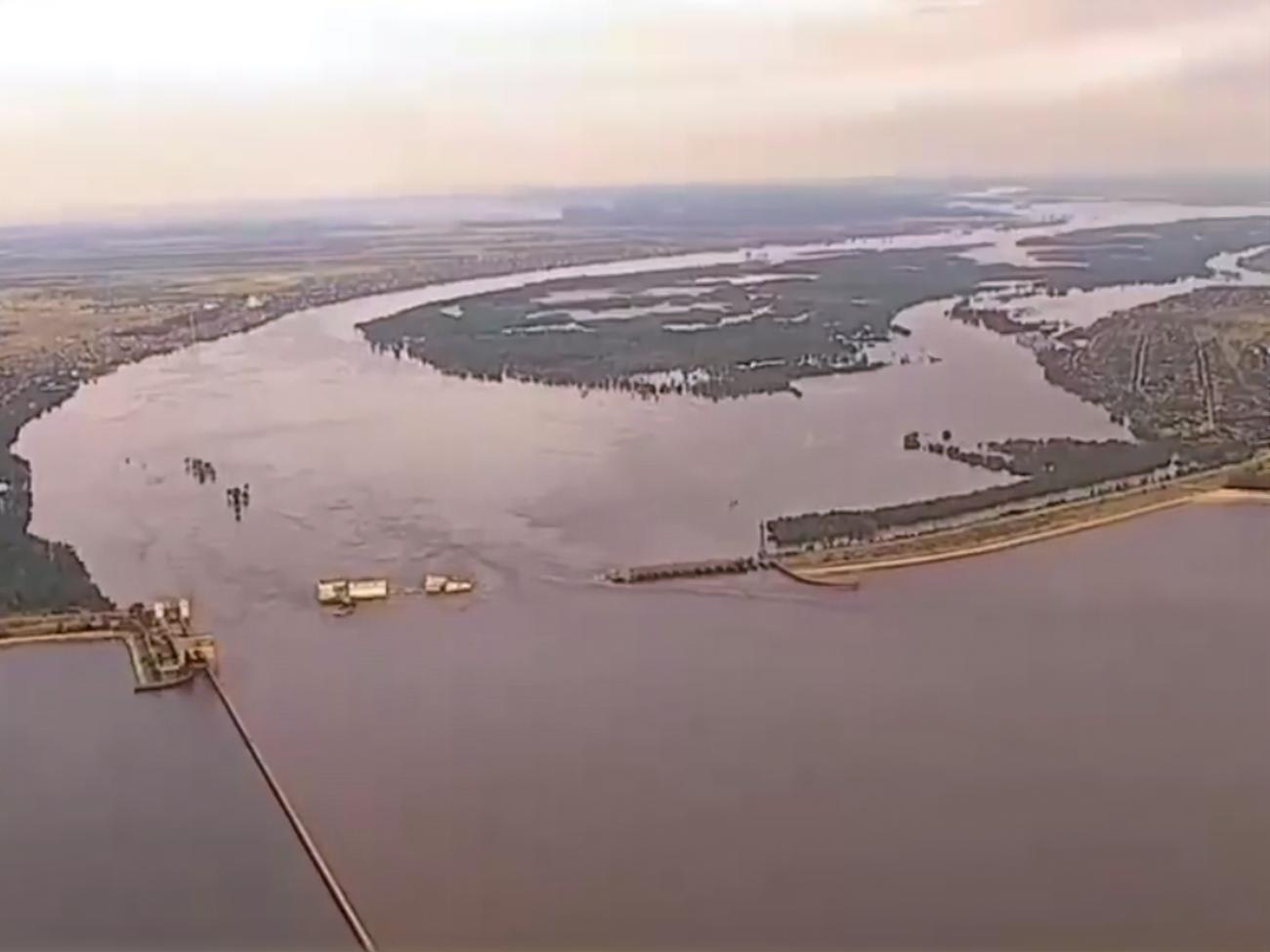 Росіяни не допомагають евакуюватися жителям затоплених територій, але змушують місцевих на камеру дякувати загарбникам за "порятунок"