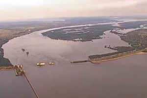 Росіяни не допомагають евакуюватися жителям затоплених територій, але змушують місцевих на камеру дякувати загарбникам за "порятунок"