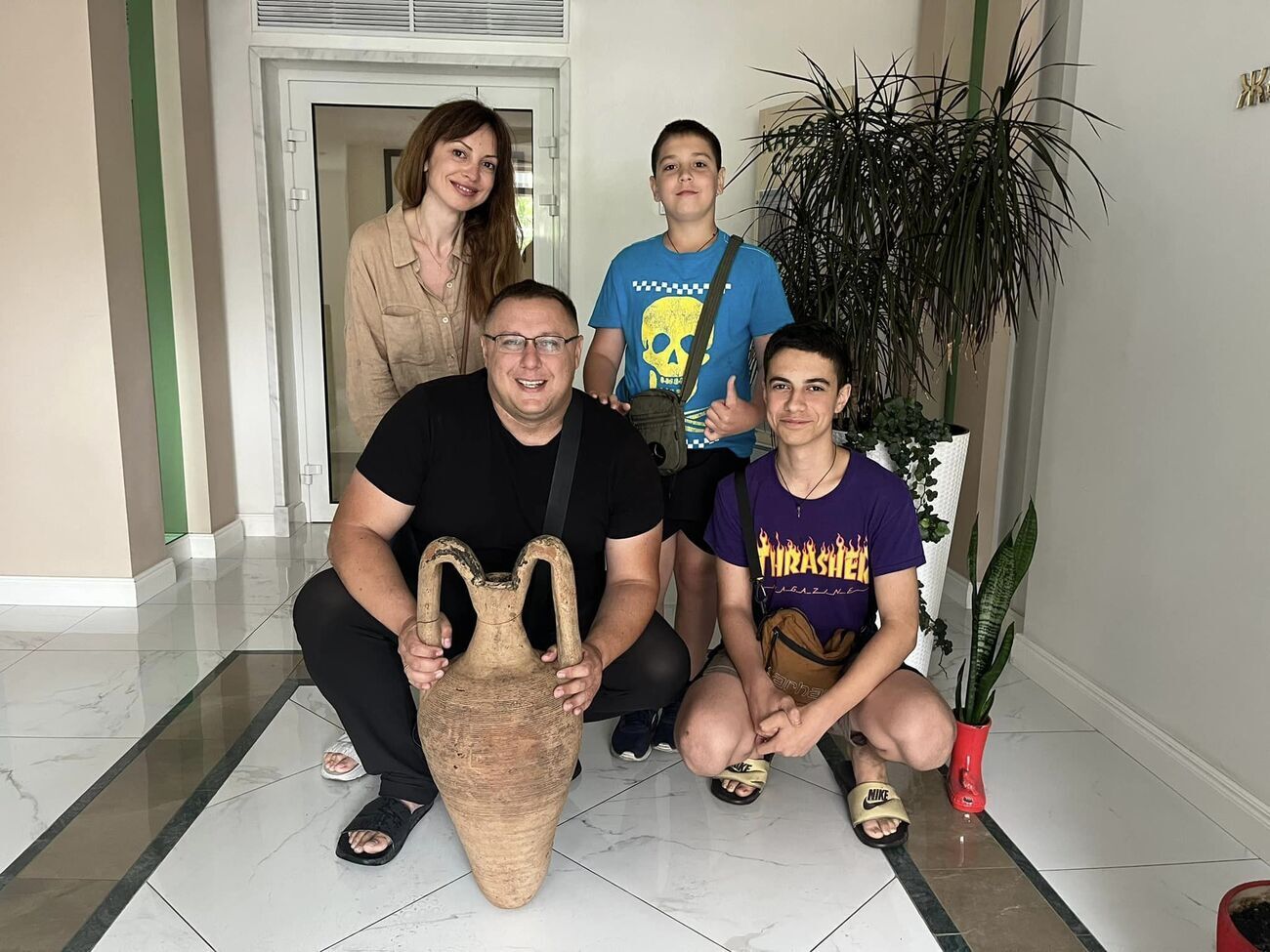 Переселенцы передали найденную амфору в музей