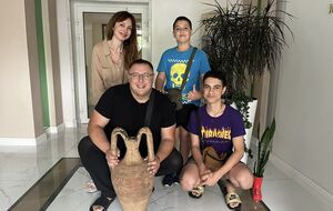 Переселенцы передали найденную амфору в музей