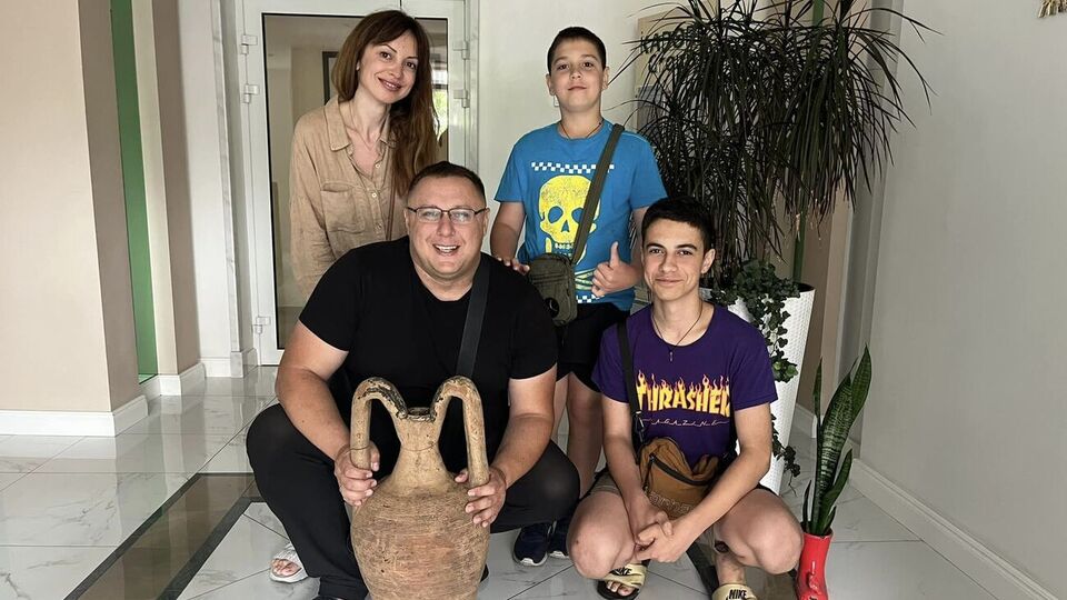Переселенці передали знайдену амфору в музей