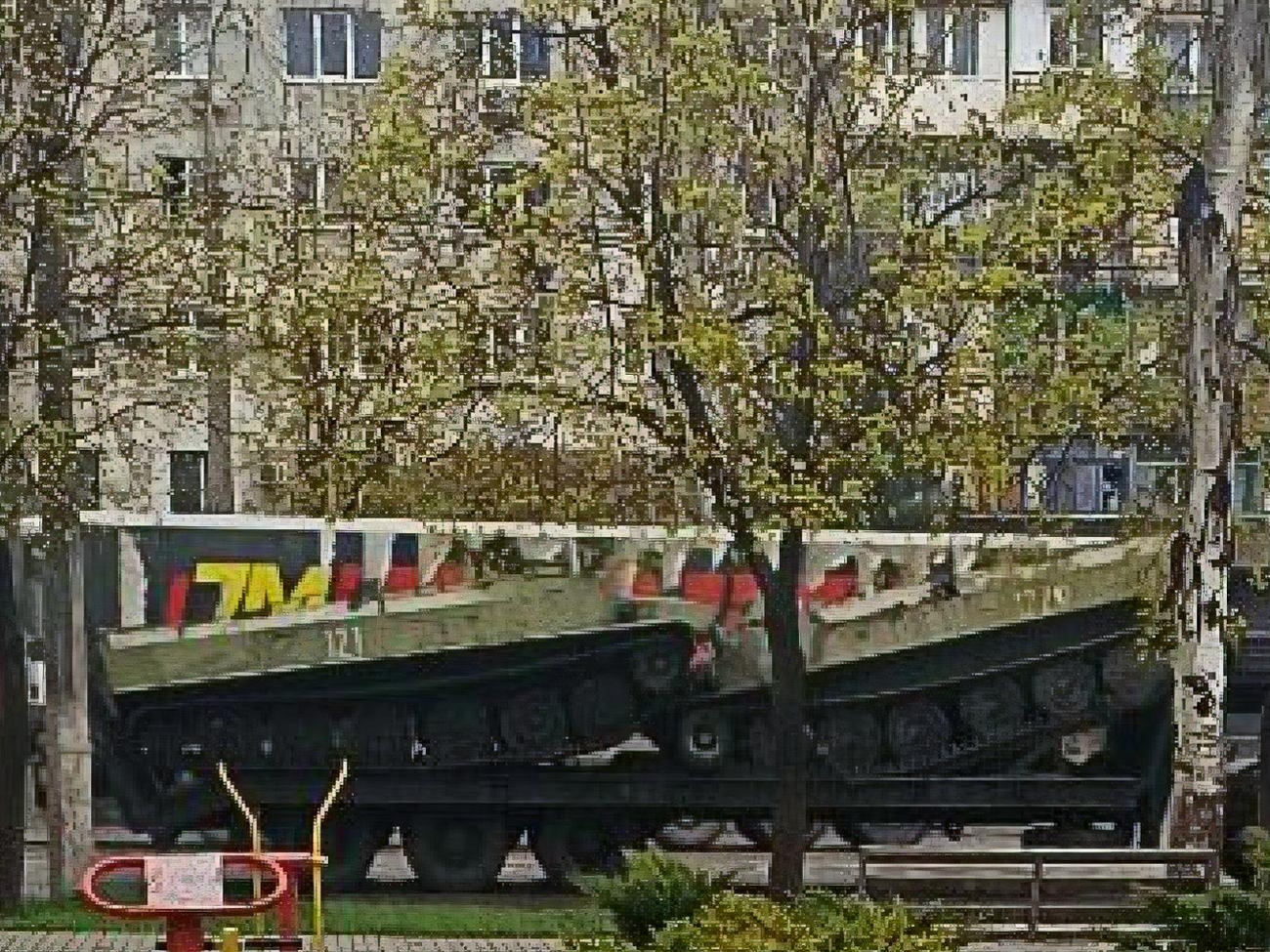 На улицах Мариуполя участники украинского сопротивления фиксируют российскую технику