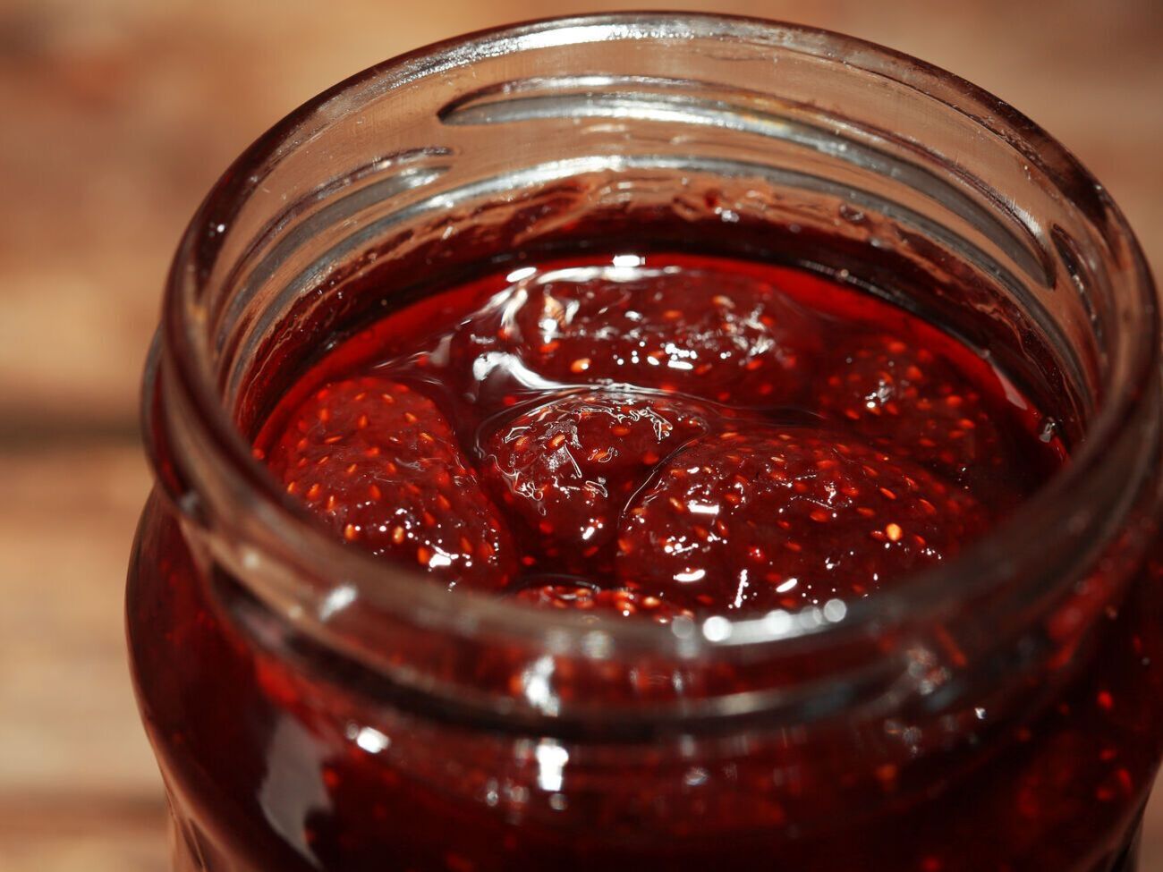 Густым и желеобразным клубничный джем делает пектин, но так как он дорогой, отмечается в рецепте, его авторы предлагают использовать богатые пектином яблоки