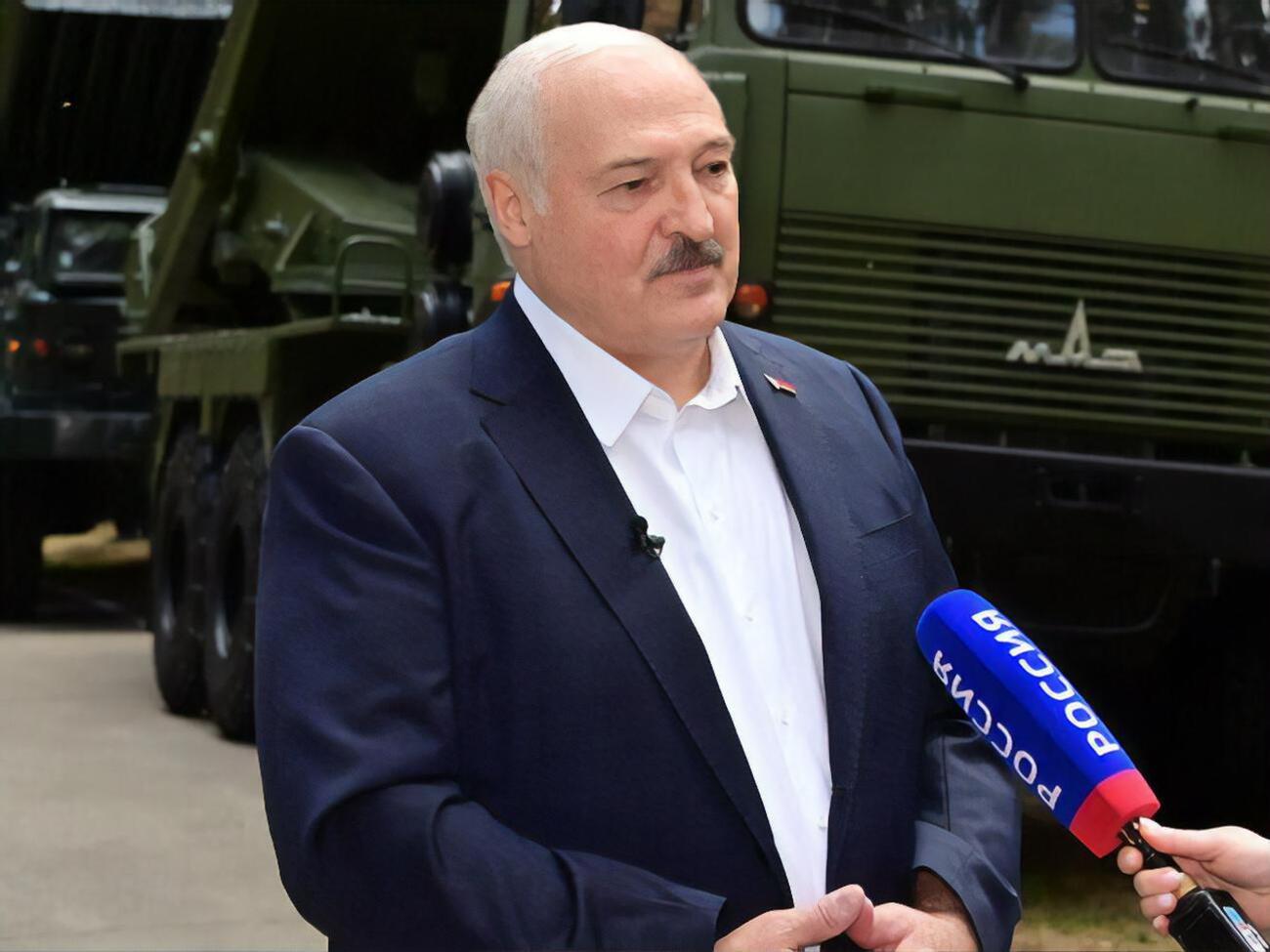 Лукашенко отметил, что Запад "жутко боится новой масштабной войны"