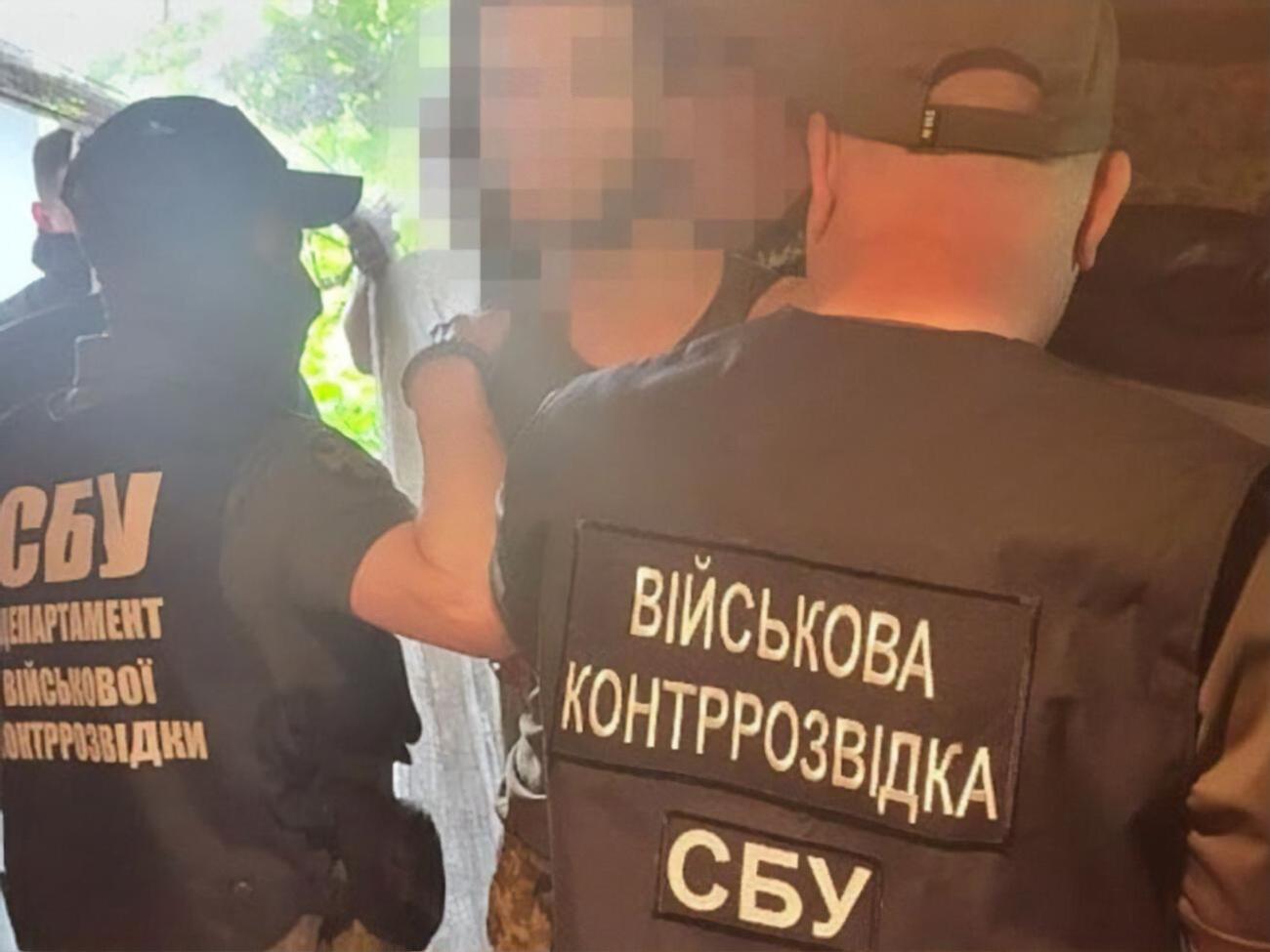 По данным спецслужбы, фигурант должен был передать оккупантам маршруты перевозки иностранного вооружения и военной техники сил обороны на линию фронта