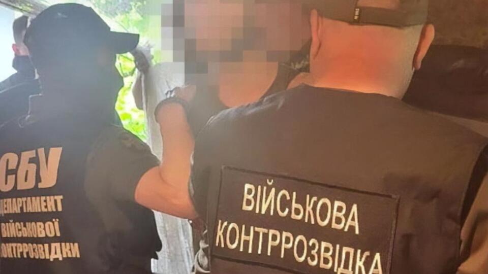 По данным спецслужбы, фигурант должен был передать оккупантам маршруты перевозки иностранного вооружения и военной техники сил обороны на линию фронта