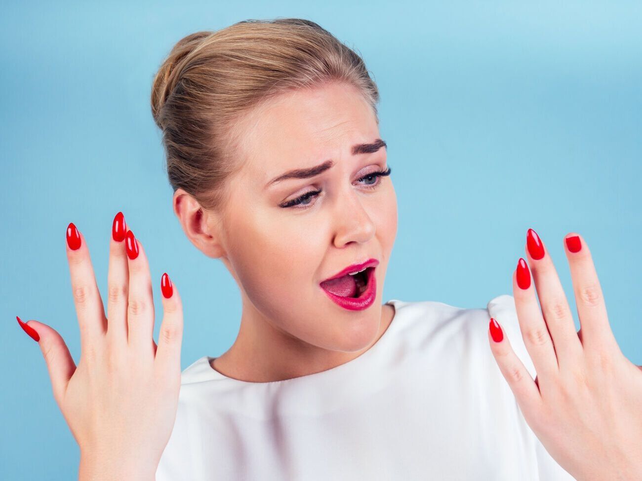 За словами експертки, нігті можуть ламатися через зневоднення, дефіцит вітамінів і травм, спричинених неправильним видаленням гелю чи штучних нігтів