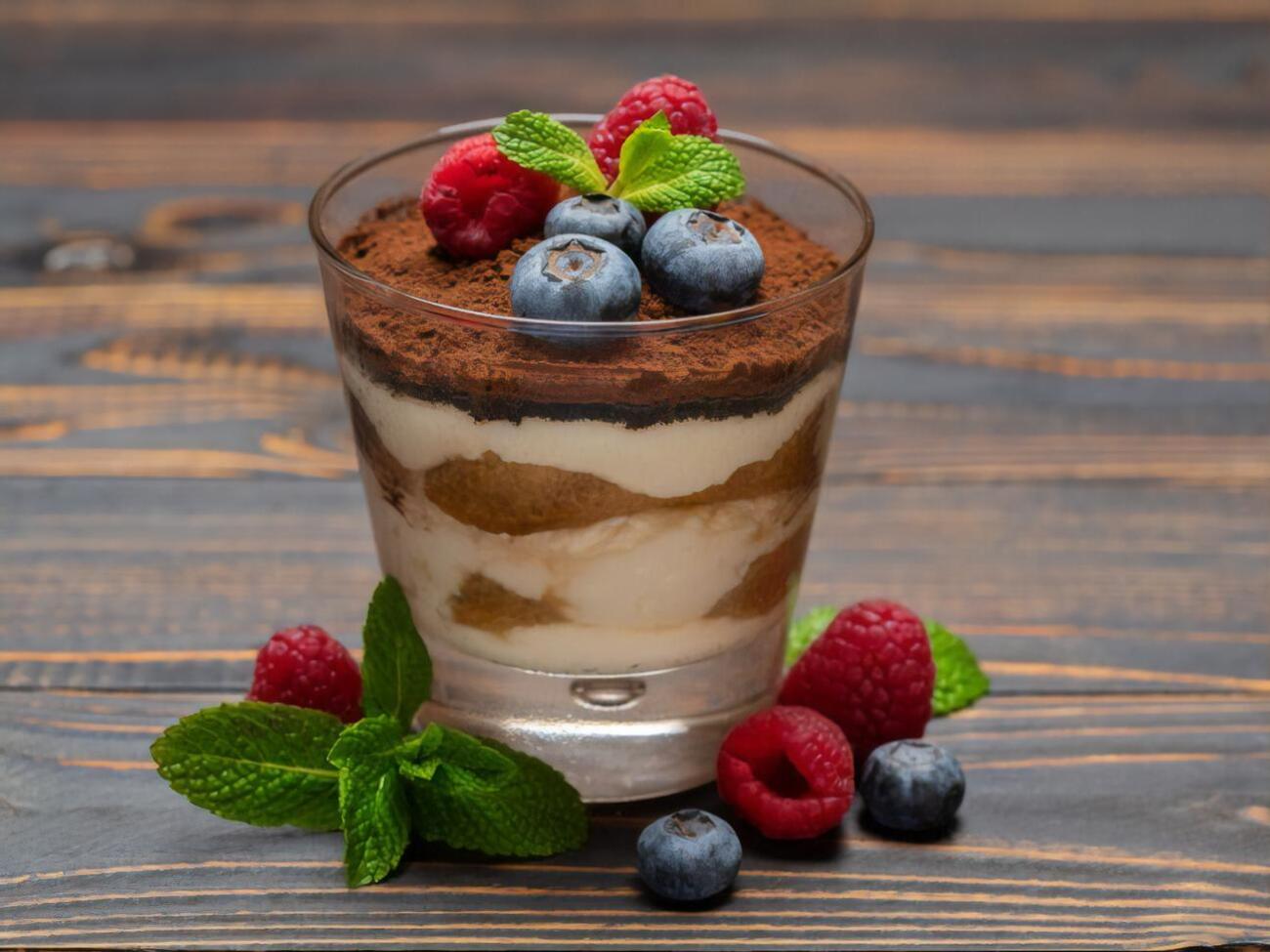 Перед подаванням десерт можна прикрасити ягодами