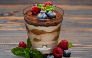 Перед подаванням десерт можна прикрасити ягодами