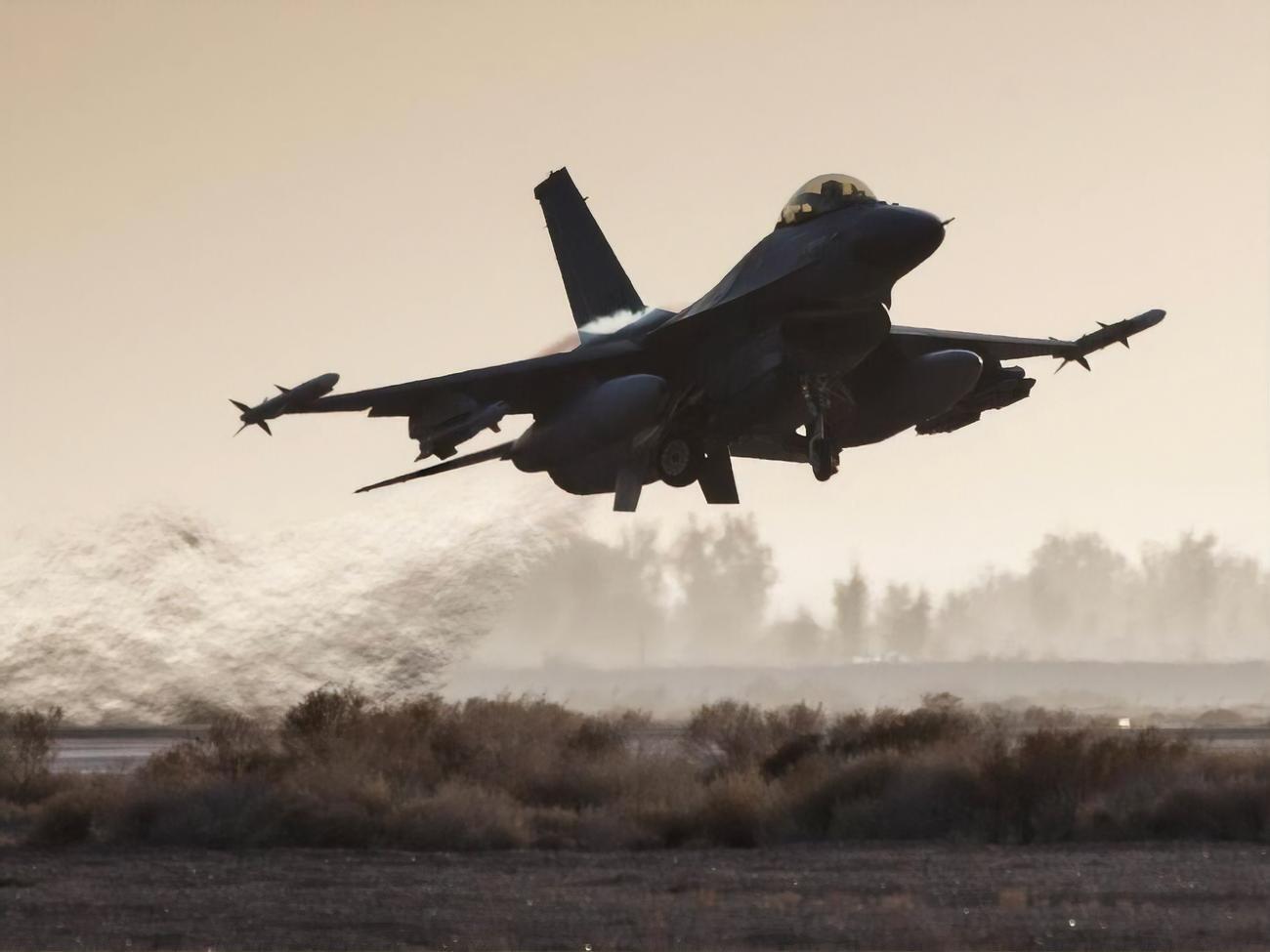 Один із напрямів плану – створення навчального центру з F-16 в одній із країн східного флангу НАТО