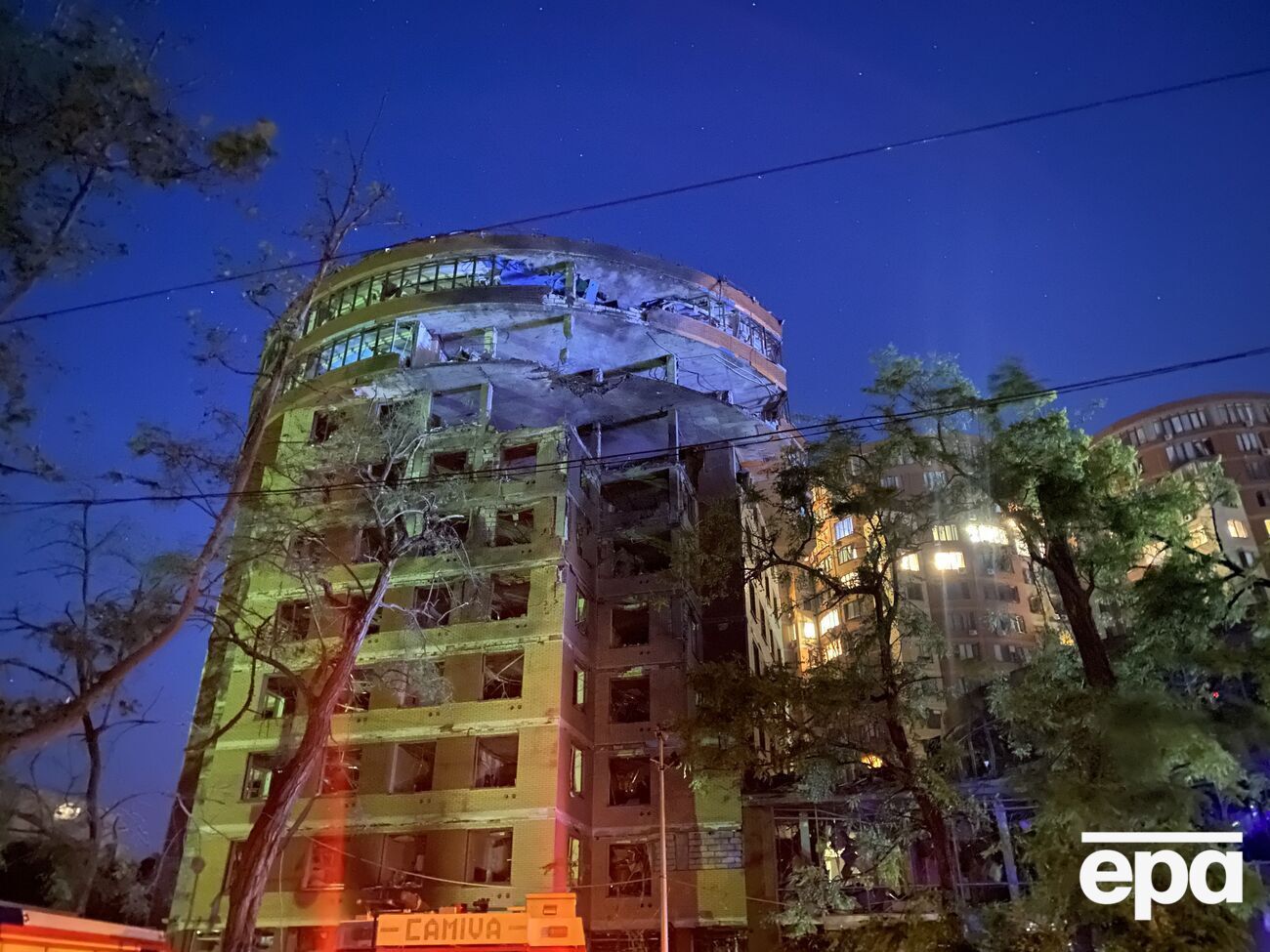 Власник квартири, чиї вікна вціліли, зазначив, що в будинку вибито 90% вікон