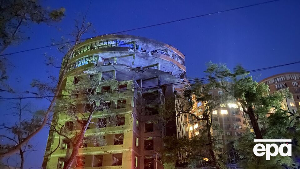 Власник квартири, чиї вікна вціліли, зазначив, що в будинку вибито 90% вікон