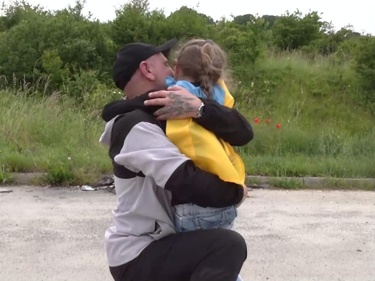 Захтея зустрічали дружина і семирічна донька