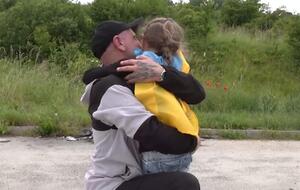 Захтея зустрічали дружина і семирічна донька