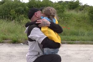 Захтея зустрічали дружина і семирічна донька