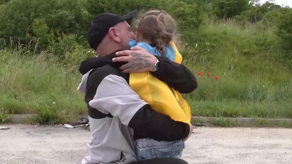 Захтея зустрічали дружина і семирічна донька