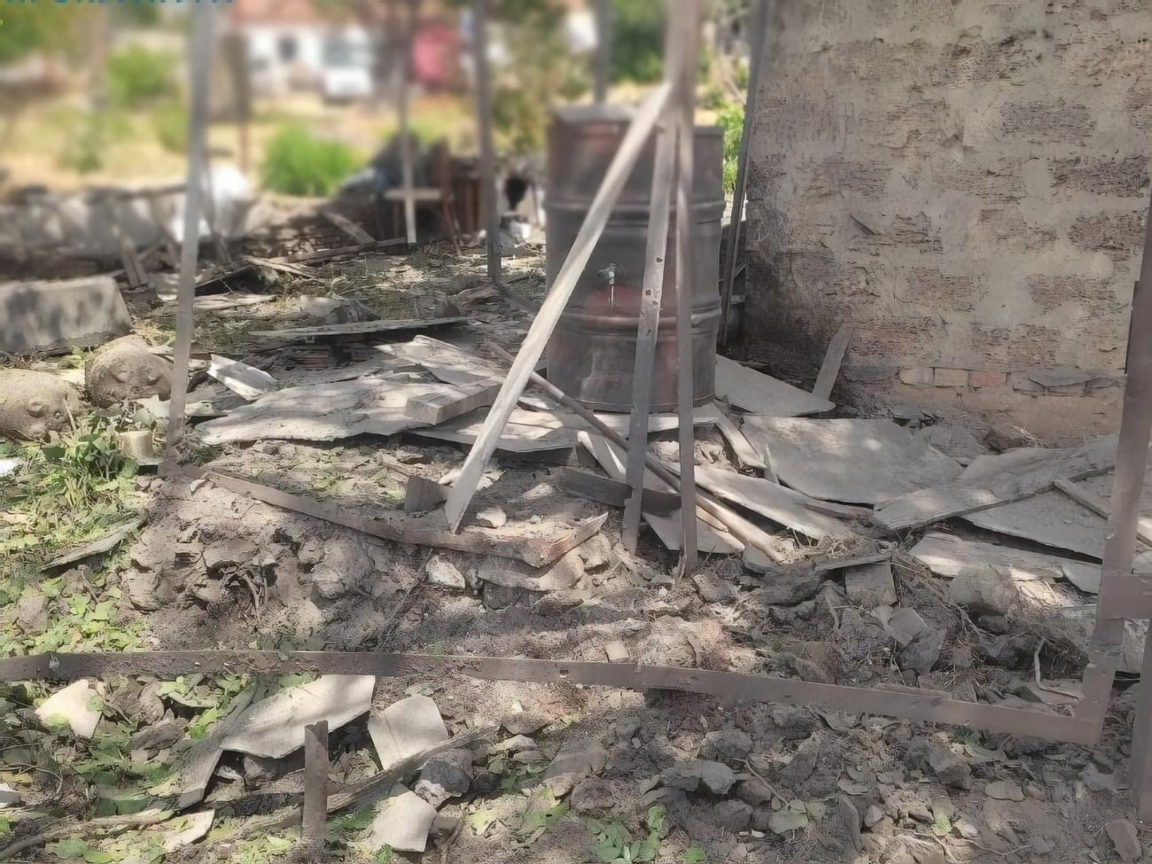 Унаслідок російського обстрілу Зеленівки зафіксовано пошкодження житлових будинків, господарських споруд, зазначили у прокуратурі Херсонської області