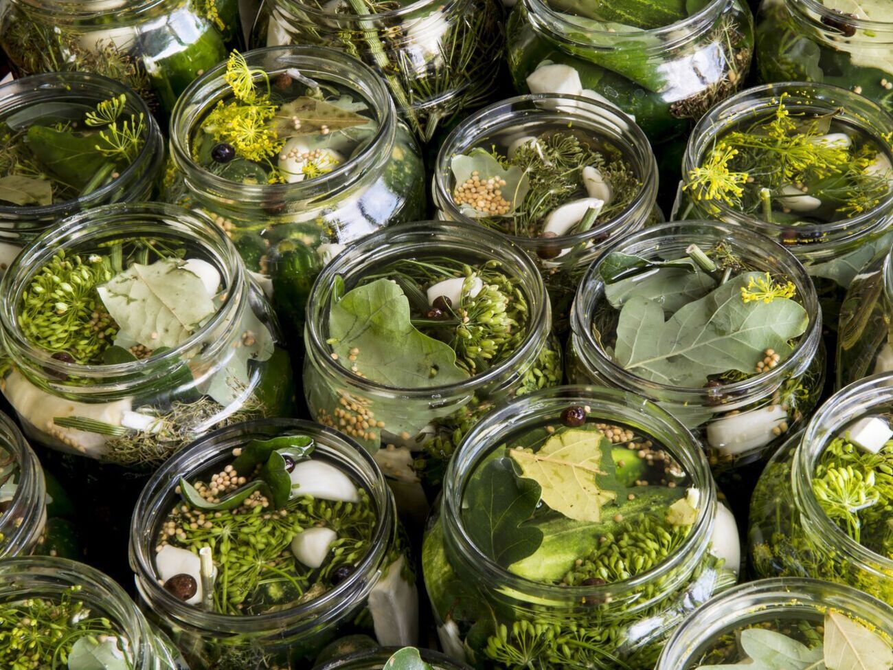 Чтобы огурцы получились хрустящими, их необходимо около 30 минут подержать в воде