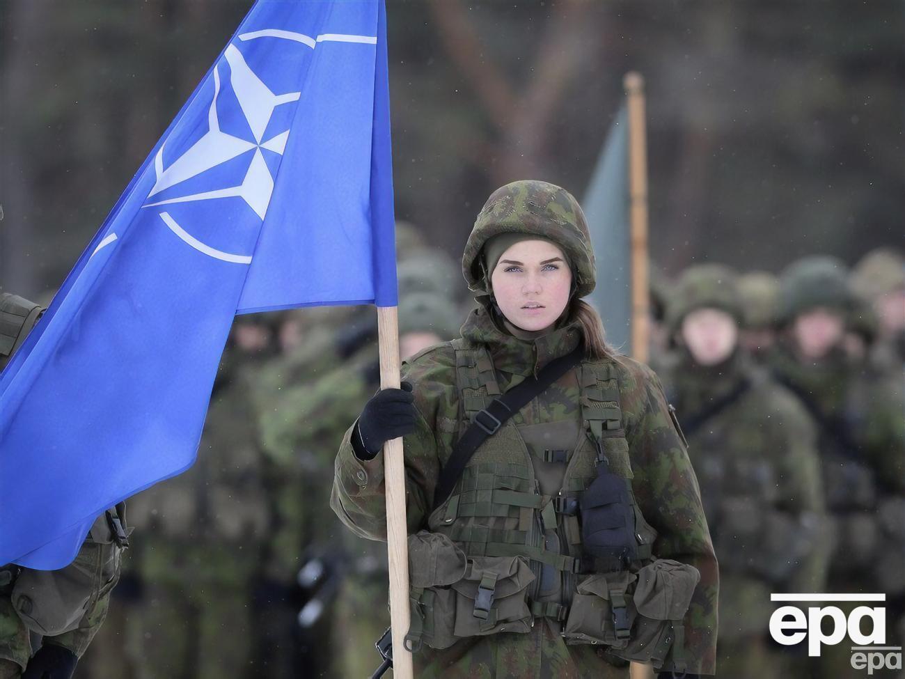 В НАТО неоднократно заявляли, что готовы поддерживать Украину оружием, но посылать войска не будут