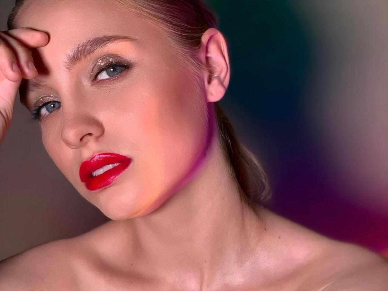 Блогер сделала макияж без кистей, с помощью пальцев