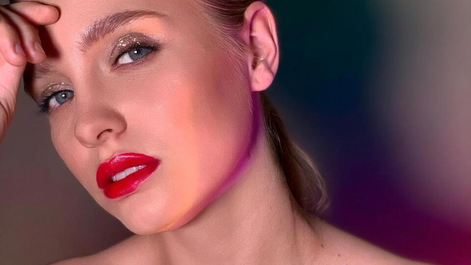 Блогер сделала макияж без кистей, с помощью пальцев