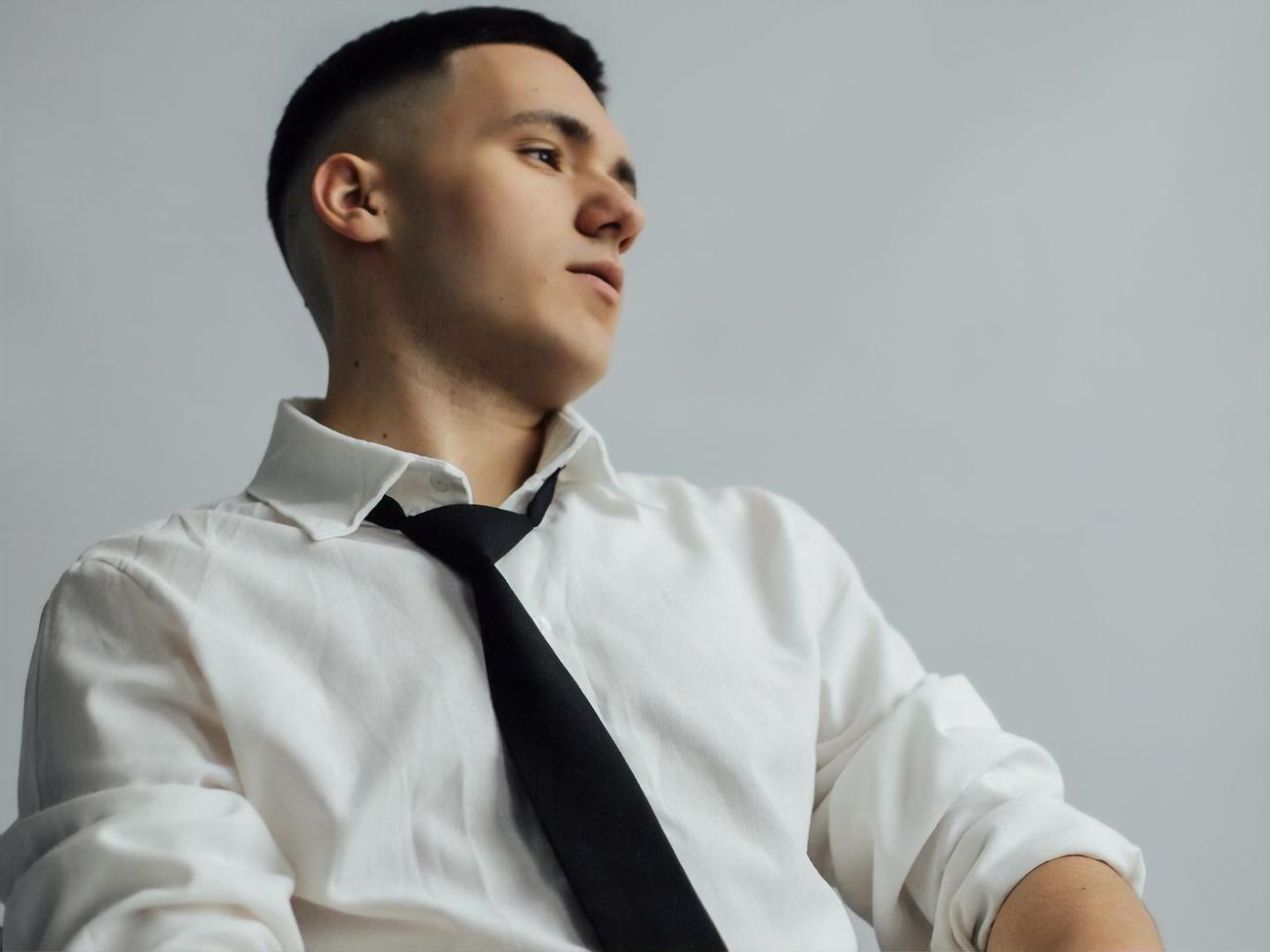 У лютому 2022 року Карпук розпочав сольну кар'єру під псевдонімом Yaktak