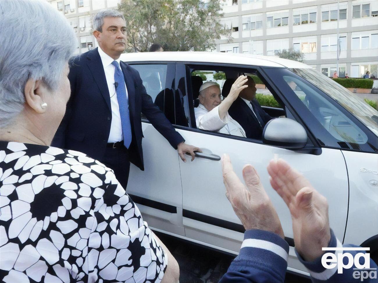 Понтифик уехал из медучреждения утром