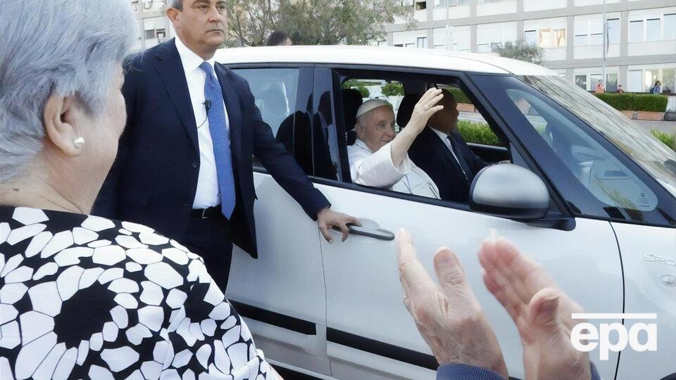 Понтифик уехал из медучреждения утром