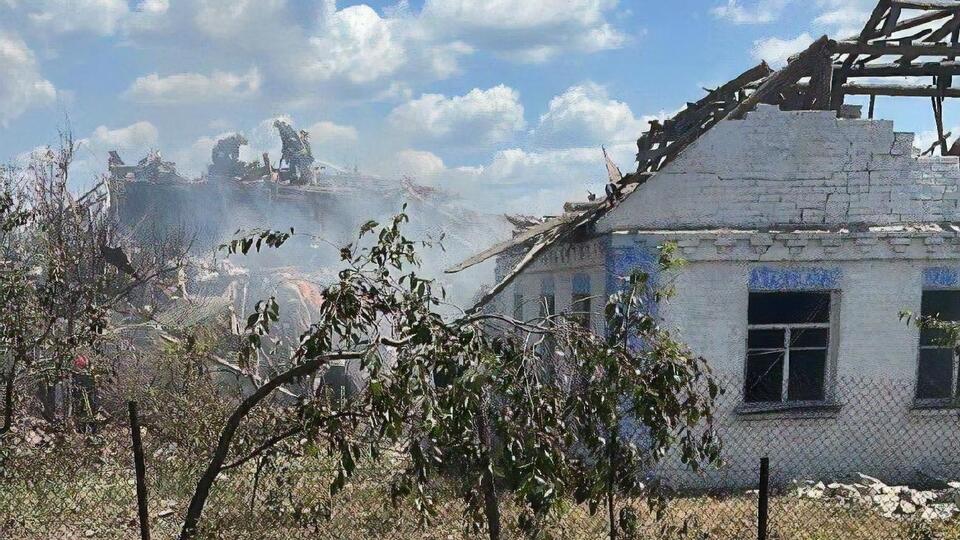 ДСНС бореться з вогнем у місцях влучань