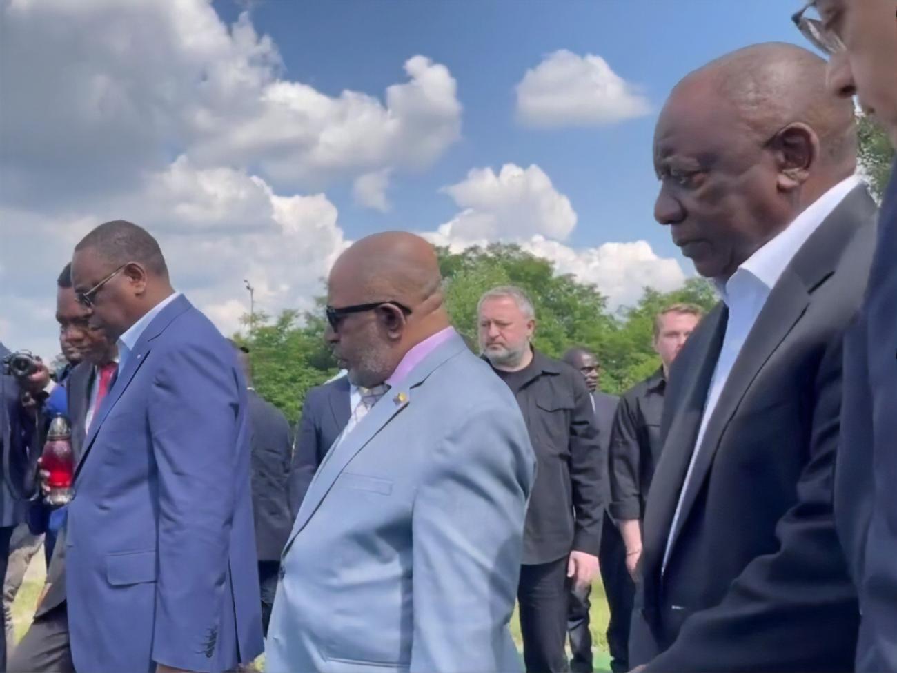Рамафоса й інші глави африканських держав та урядів узяли участь у церемонії поминання біля меморіального хреста в Бучі