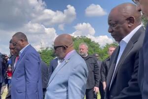 Рамафоса й інші глави африканських держав та урядів узяли участь у церемонії поминання біля меморіального хреста в Бучі