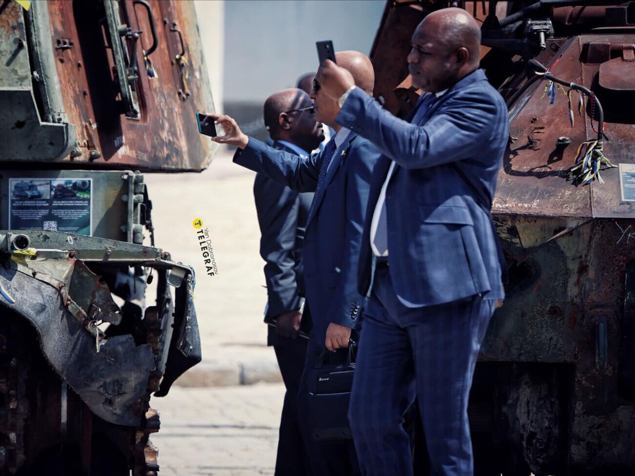 Щойно обстріли РФ закінчилися, африканські гості України змогли сфотографувати знищену техніку окупантів у Києві, зазначив фотокореспондент Ян Доброносов