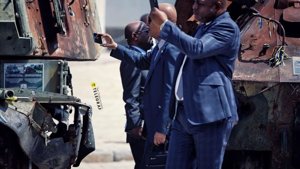 Щойно обстріли РФ закінчилися, африканські гості України змогли сфотографувати знищену техніку окупантів у Києві, зазначив фотокореспондент Ян Доброносов