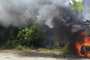 Унаслідок російського обстрілу в Херсоні пошкоджено багатоповерхівку, адмінбудівлю медичного і навчального закладів, автотранспорт, лінії електропередавання, розповіли в обласній прокуратурі