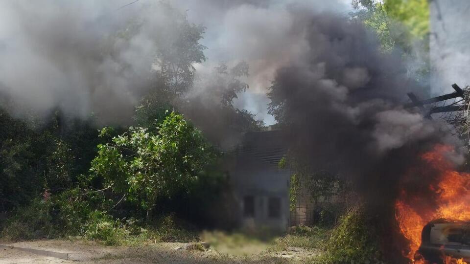 Унаслідок російського обстрілу в Херсоні пошкоджено багатоповерхівку, адмінбудівлю медичного і навчального закладів, автотранспорт, лінії електропередавання, розповіли в обласній прокуратурі
