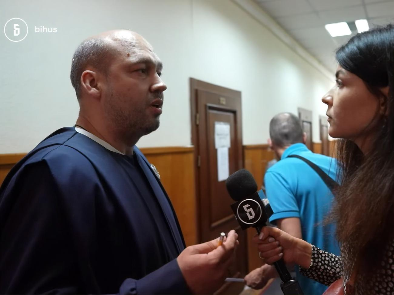 Комментируя застройку, судья посоветовал журналистам обращаться к его матери или к спикеру суда