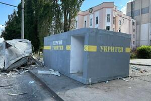 Оккупанты начали массированно обстреливать жилые массивы Херсона около 13.00, сообщали в областной прокуратуре