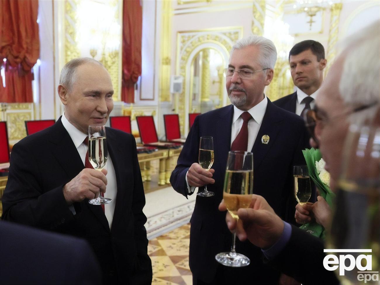Путин, по отзывам окружения, не пьет. Однако на публике стал появляться с бокалом