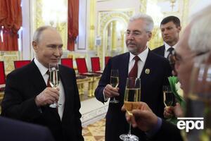 Путін, за відгуками оточення, не п'є. Однак на публіці став з'являтися з келихом