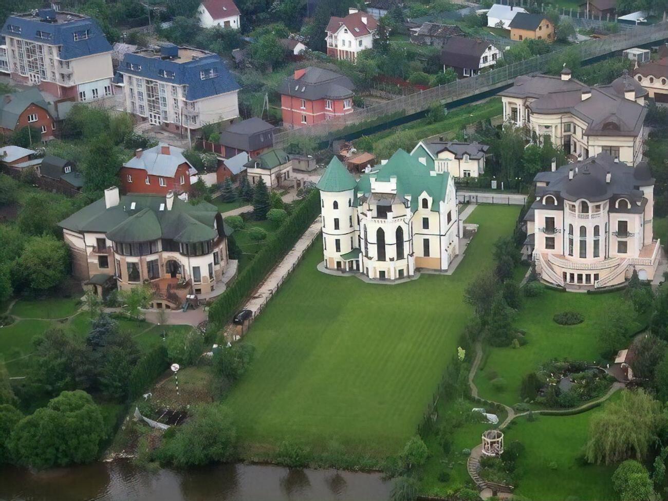 На Рублевке живет российская элита, там находится и резиденция Путина