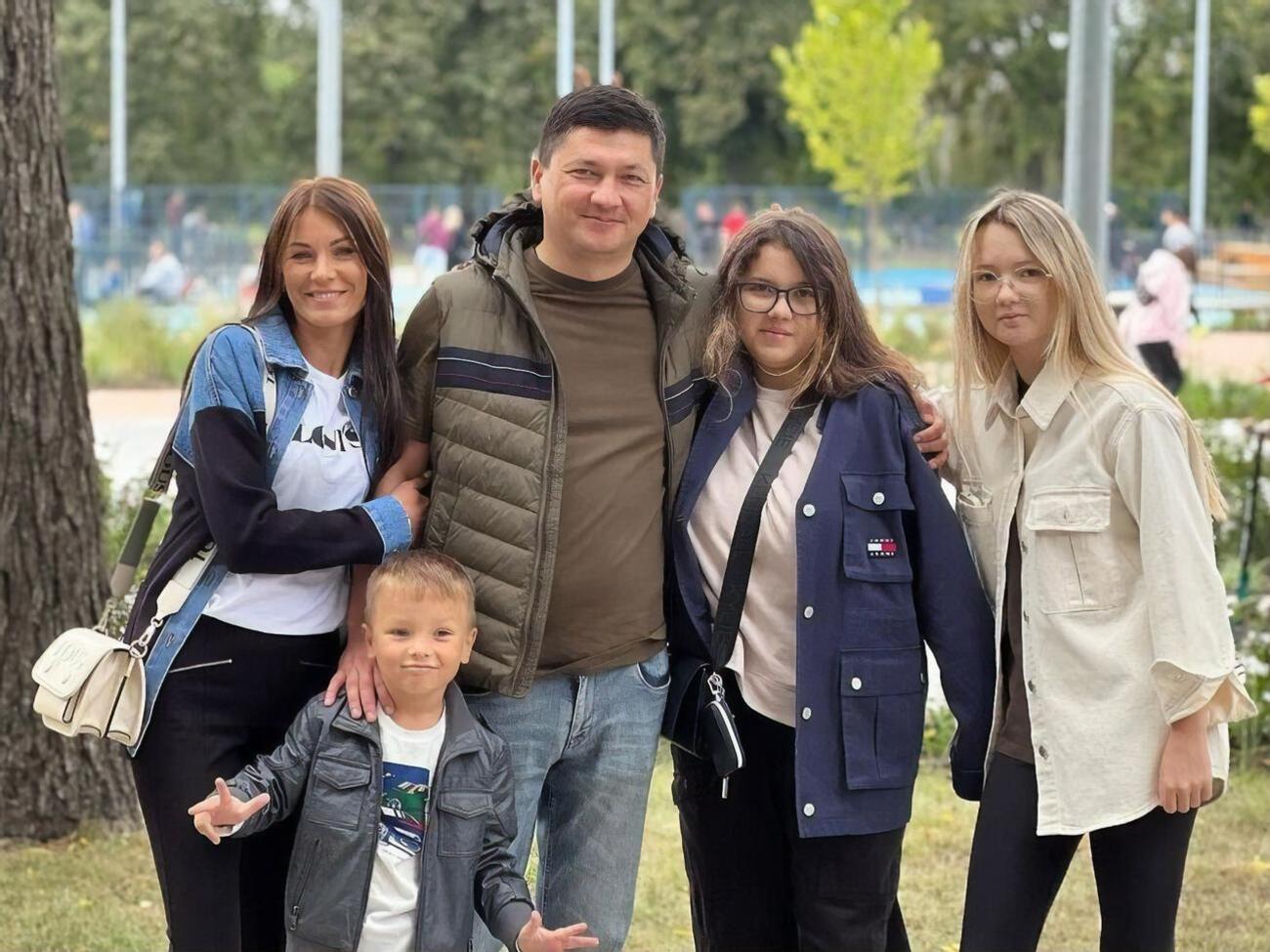 Кім разом із дружиною Юлією виховує трьох дітей